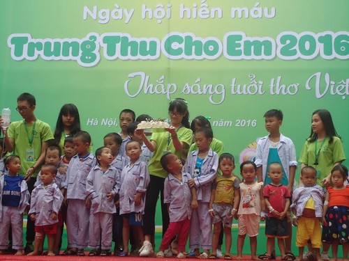 Dang Thi Ngoc Thinh à la Fête de la Lune à Danang - ảnh 1